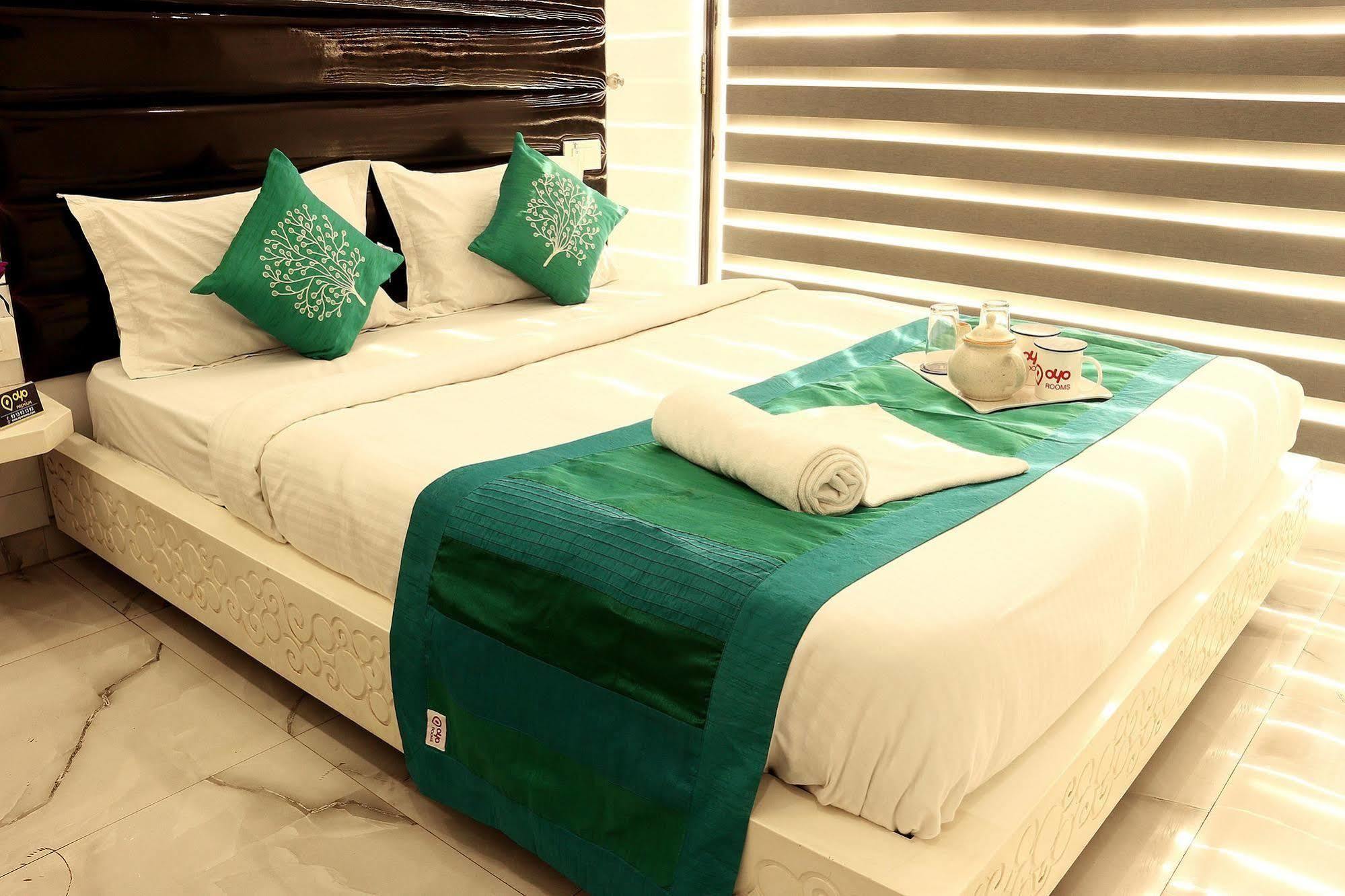 Hiland Inn Calcutta Buitenkant foto