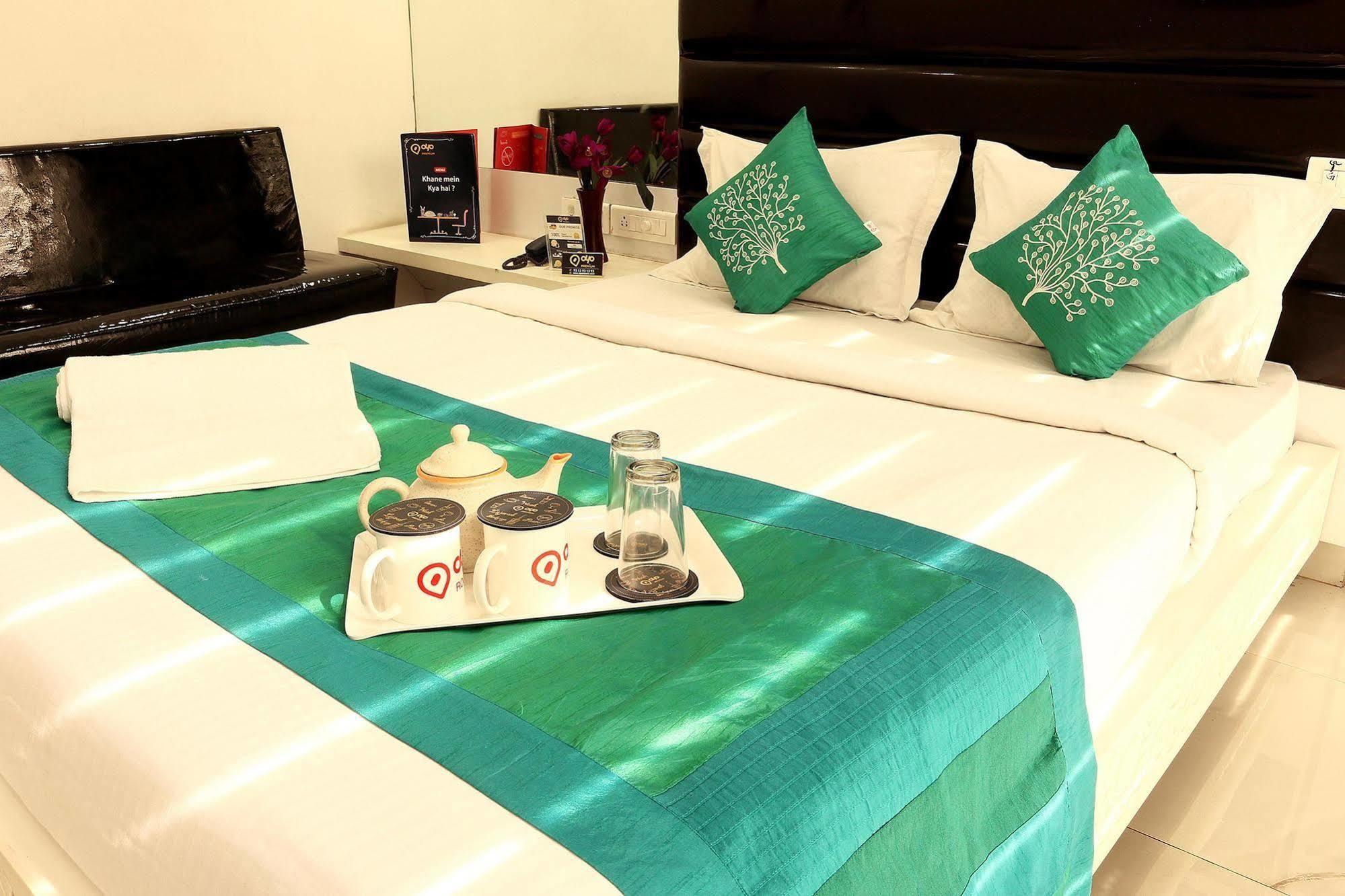 Hiland Inn Calcutta Buitenkant foto