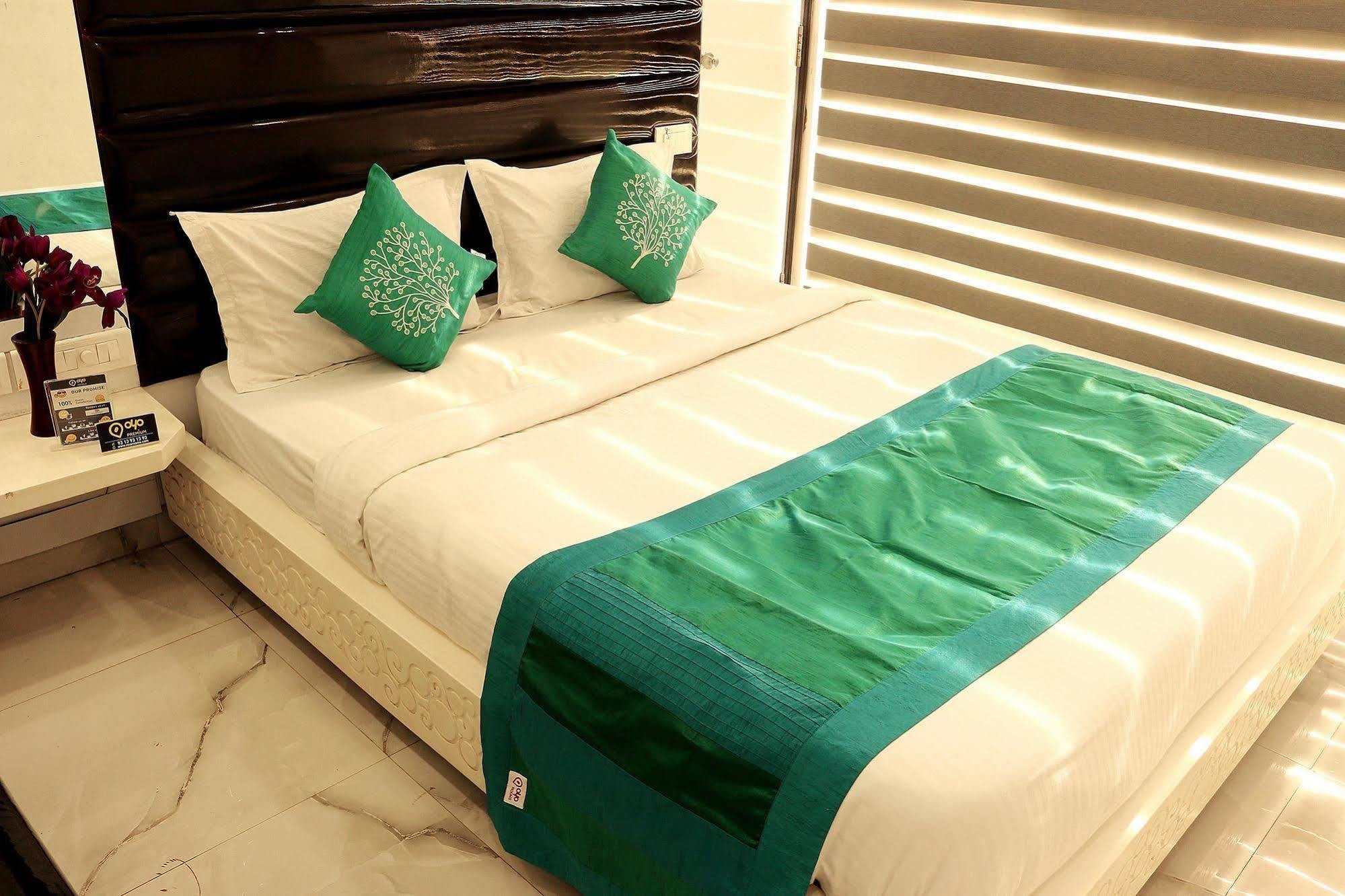 Hiland Inn Calcutta Buitenkant foto