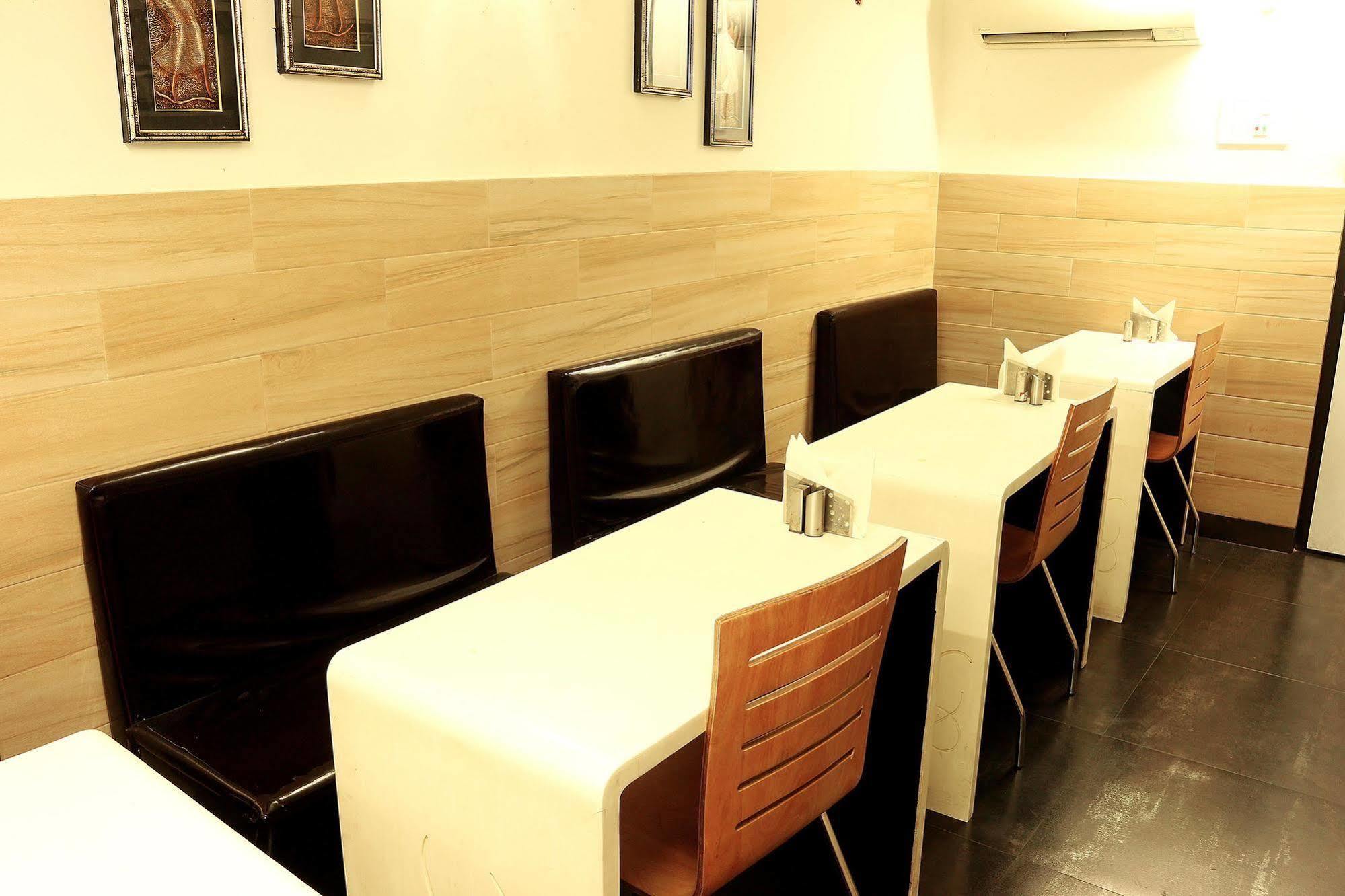 Hiland Inn Calcutta Buitenkant foto